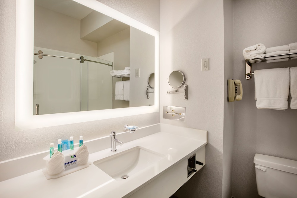 Standard Room, 1 King Bed, Jetted Tub - Photo 2