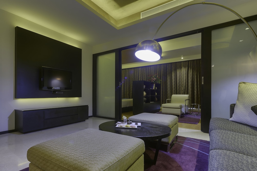 Executive Suite, 2 Twin Beds - Photo 4