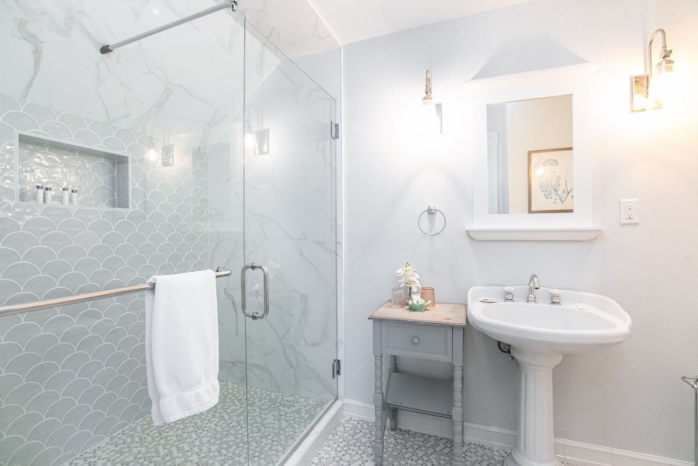 Deluxe Queen Suite