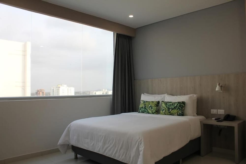 Business Room, 1 Queen Bed, City View photo 2