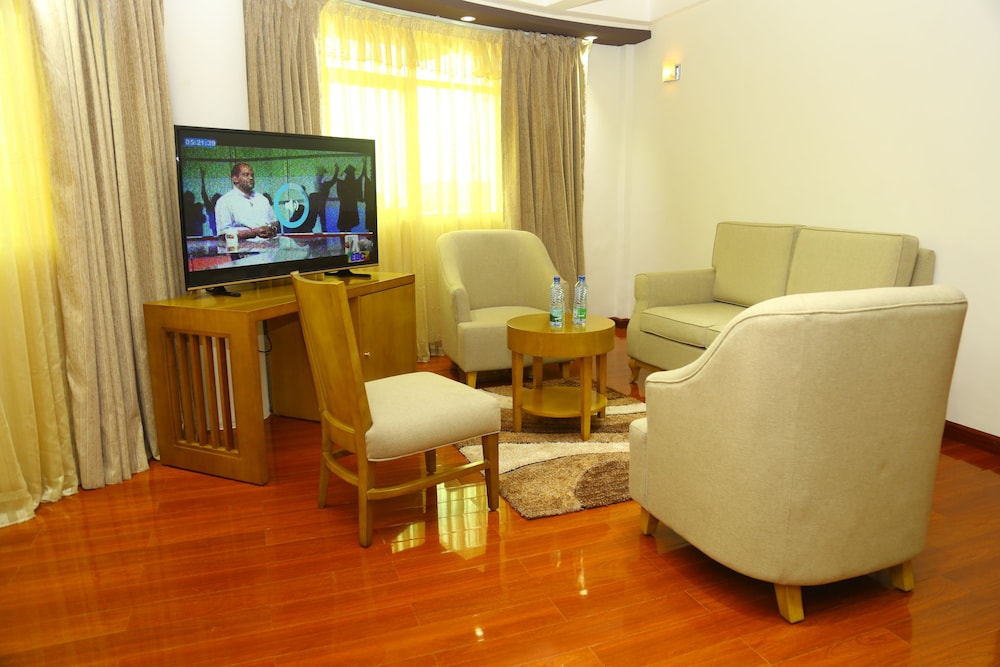 Business Suite, 1 King Bed, Accessible, Lake View photo 2