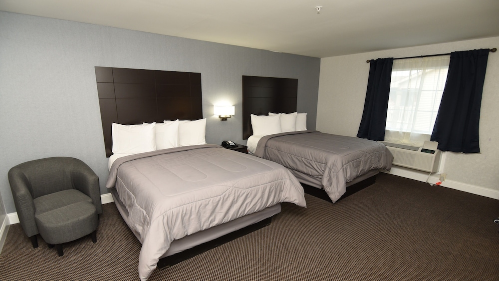 Deluxe Room, Multiple Beds, Refrigerator & Microwave- 3 Queen Beds photo 3