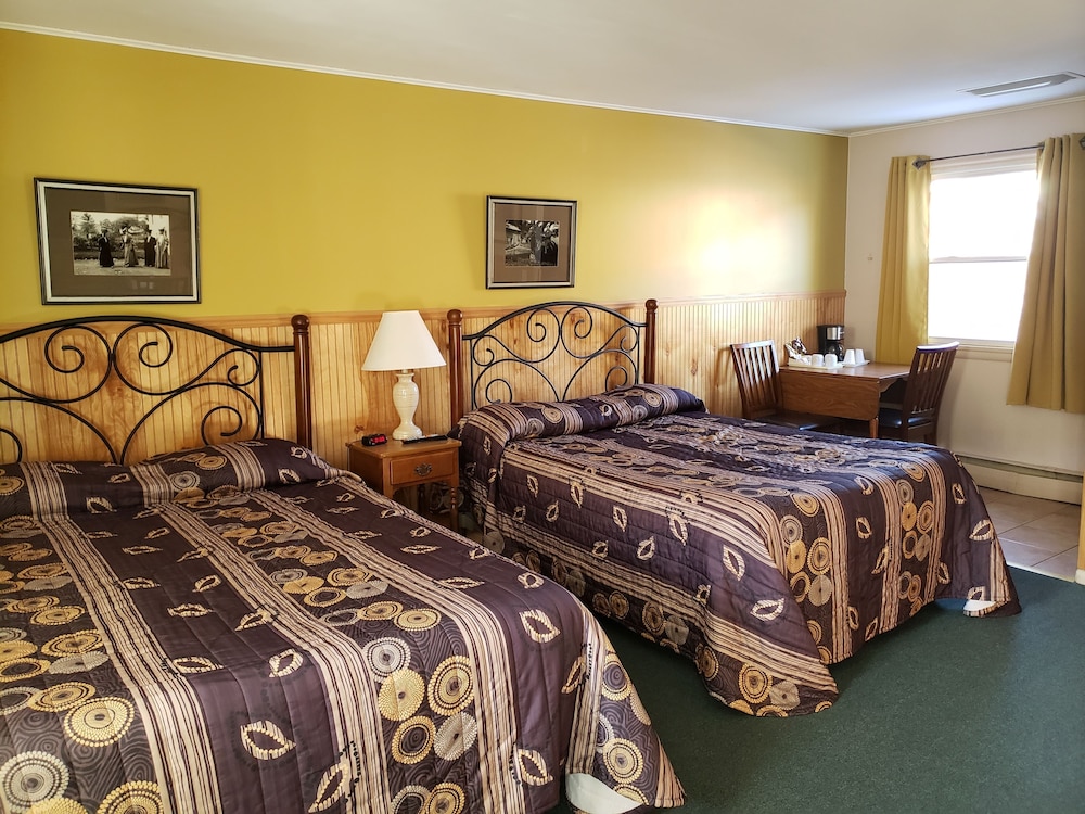 Basic Room, Multiple Beds, Kitchenette