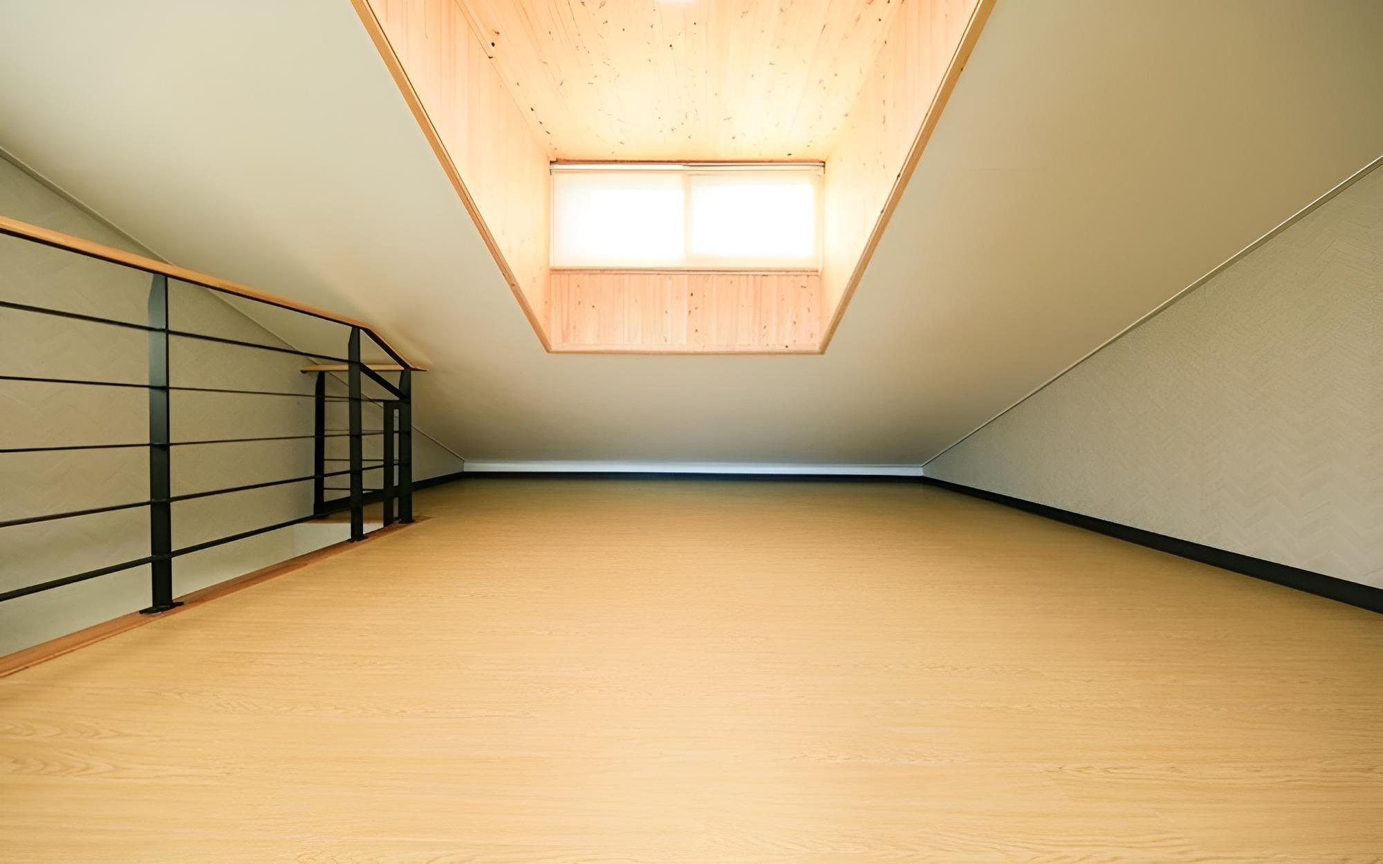 Room (Room 302 (duplex)) - Photo 5
