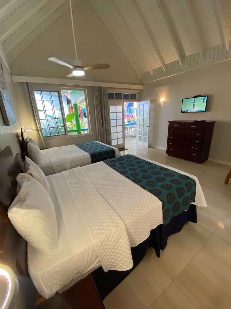 Standard Room, 2 Double Beds, Beachside photo 3