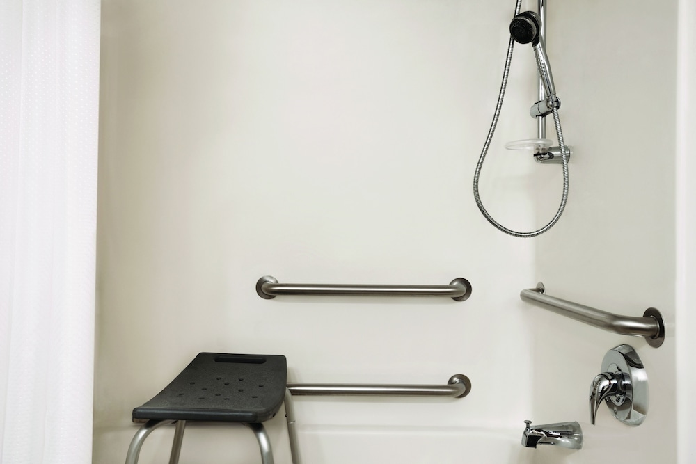 Room, 2 Queen Beds, Accessible, Non Smoking (Roll-in Shower) - Photo 4