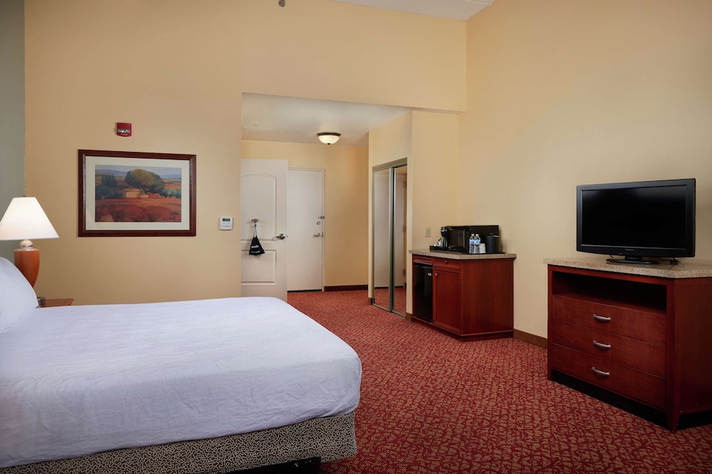1 King Accessible Deluxe Room with Bathtub - Photo 3