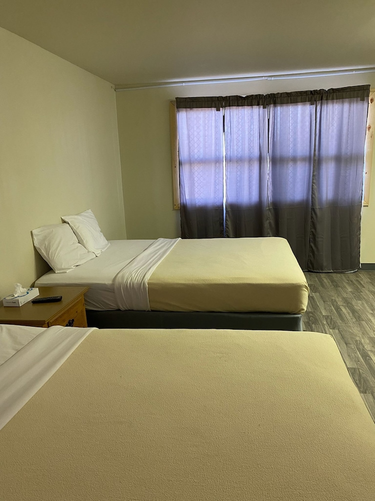 Standard Quadruple Room, 2 Queen Beds, Non Smoking photo 1