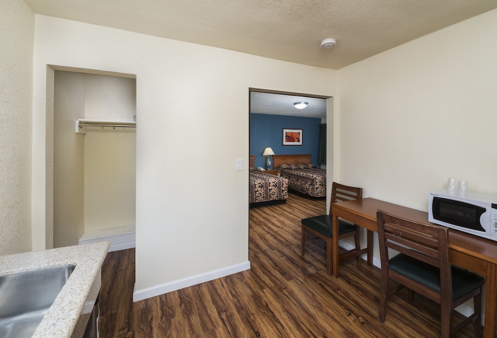 Studio Suite, 2 Double Beds, Kitchen photo 1