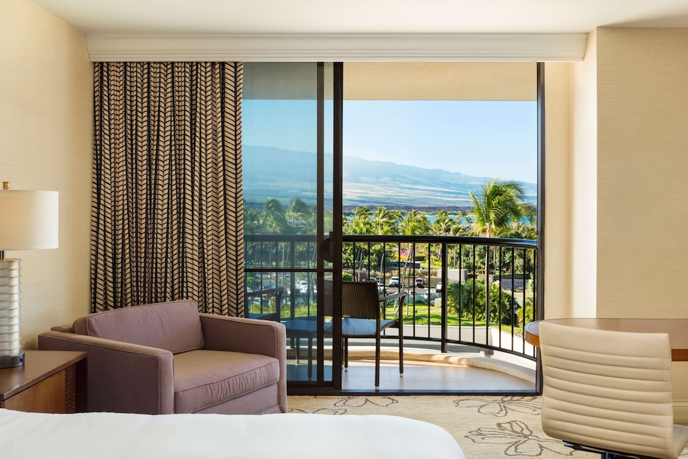 Makai Room, 1 King Bed, Resort View (Accessible Tub, Hearing)