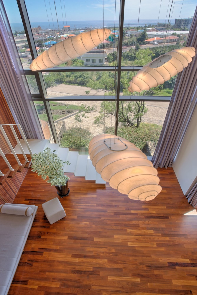 Suite (Hill) (Duplex) photo 2