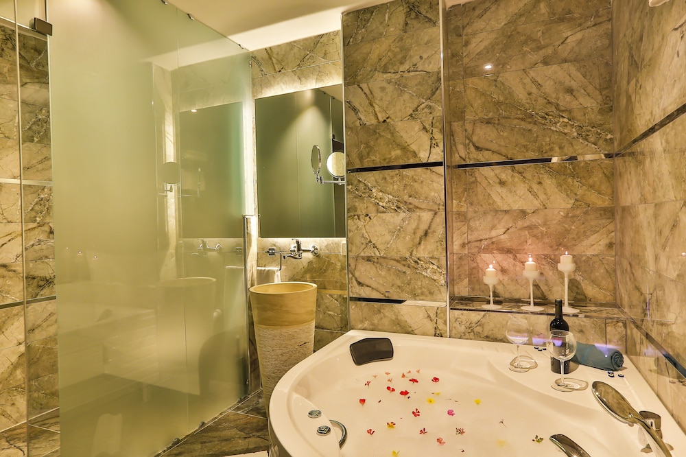 Honeymoon Suite photo 2