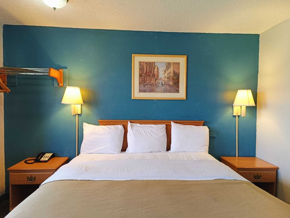 Room, 1 King Bed, Non Smoking - Photo 6