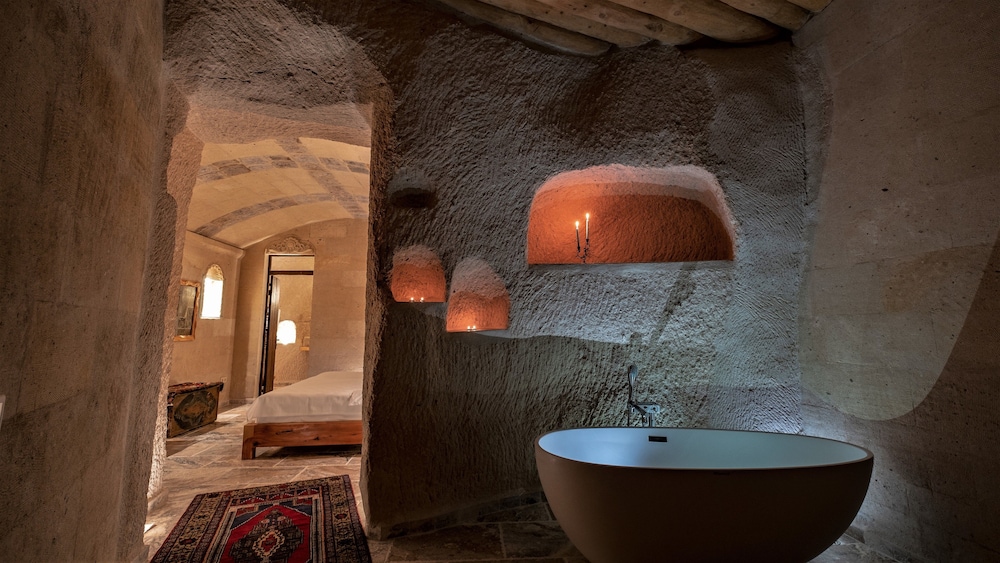 Superior Cave Room - Photo 1