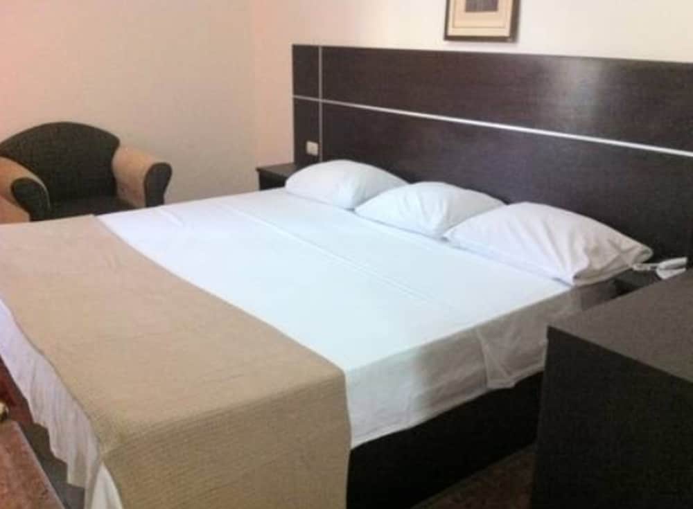 Basic Single Room, 1 Large Twin Bed, Non Smoking
