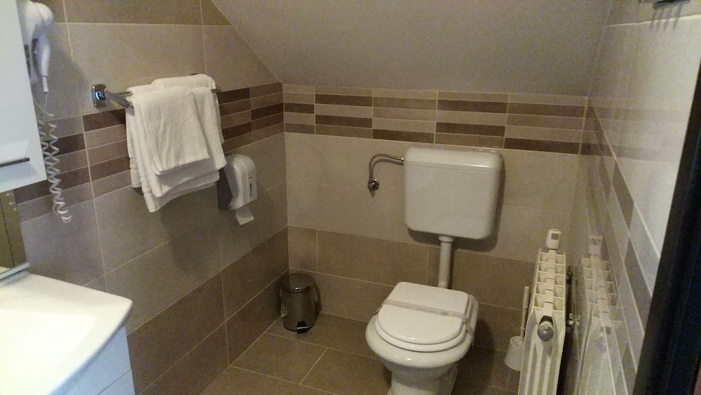 Basic Quadruple Room - Photo 8