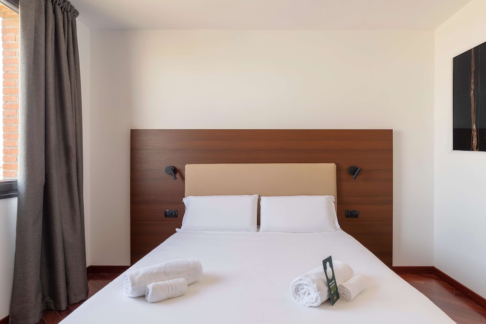 Standard Double Room, Non Smoking - Photo 4
