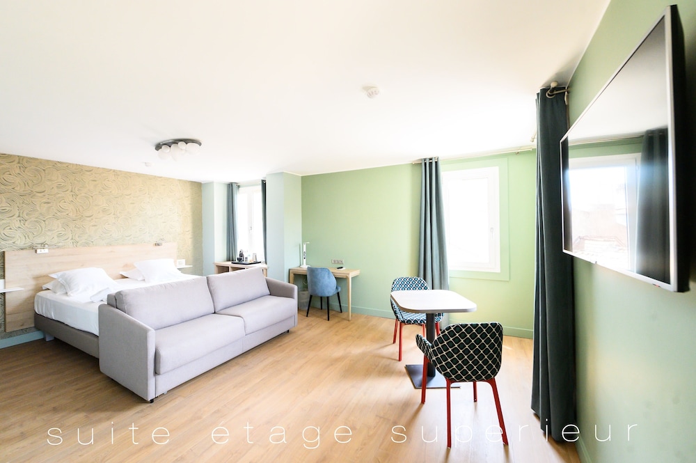 Suite - Photo 22