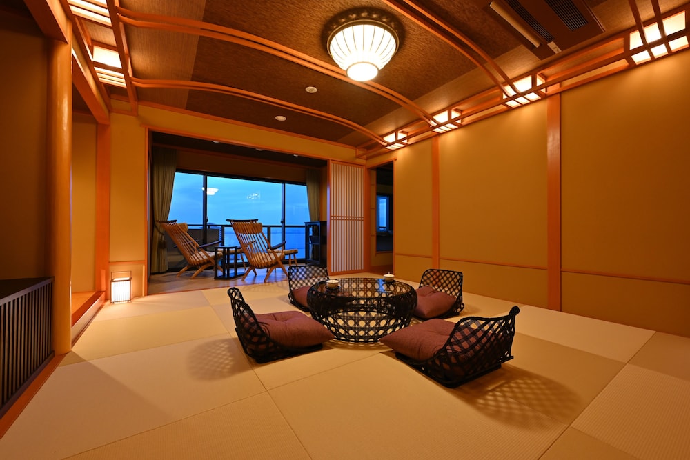 Japanese-Western Style Room with Open-Air Hot spring Bath - Photo 1