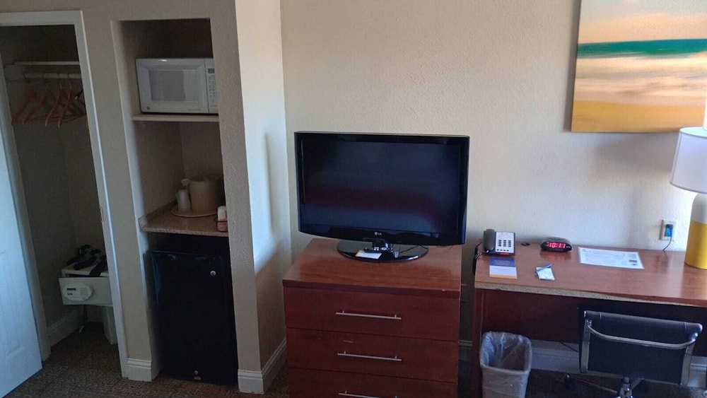 Basic Room, 2 Queen Beds photo 1