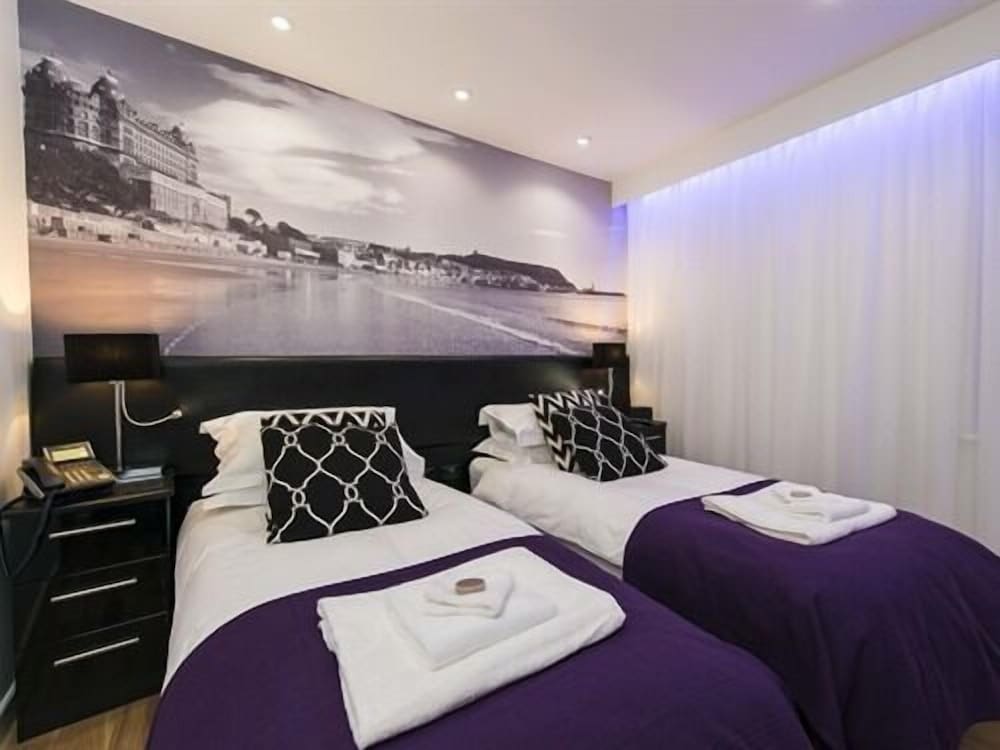Double or Twin Room, Ensuite (with Shower) photo 3