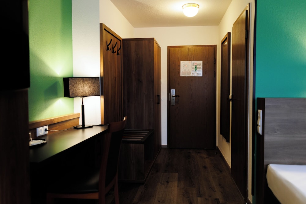 Deluxe Single Room, 1 Queen Bed - Photo 7