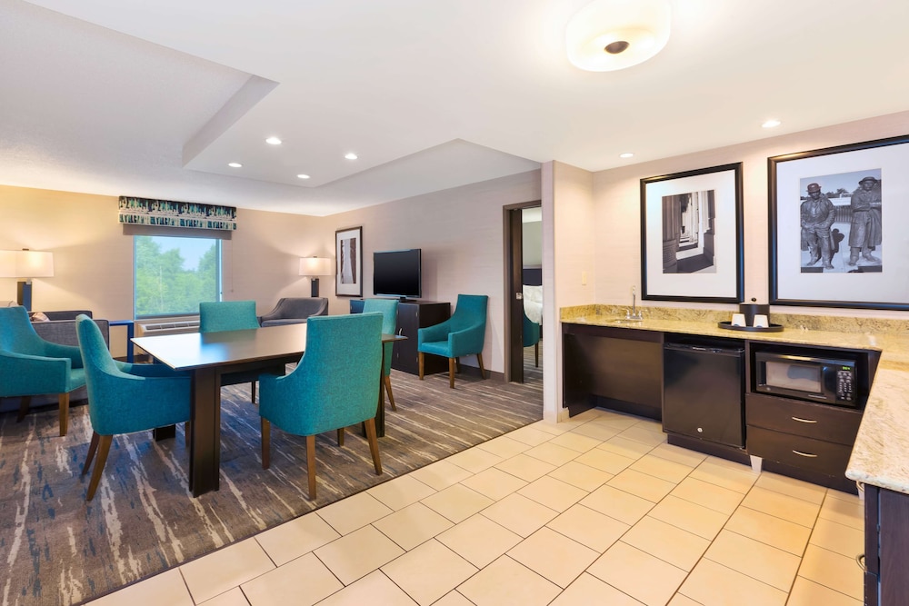 Suite, 1 King Bed, Accessible, Non Smoking - Photo 3