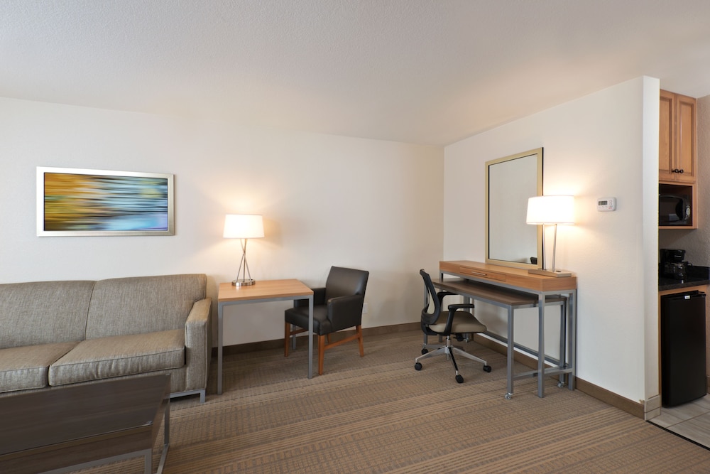 Suite, 1 King Bed - Photo 2