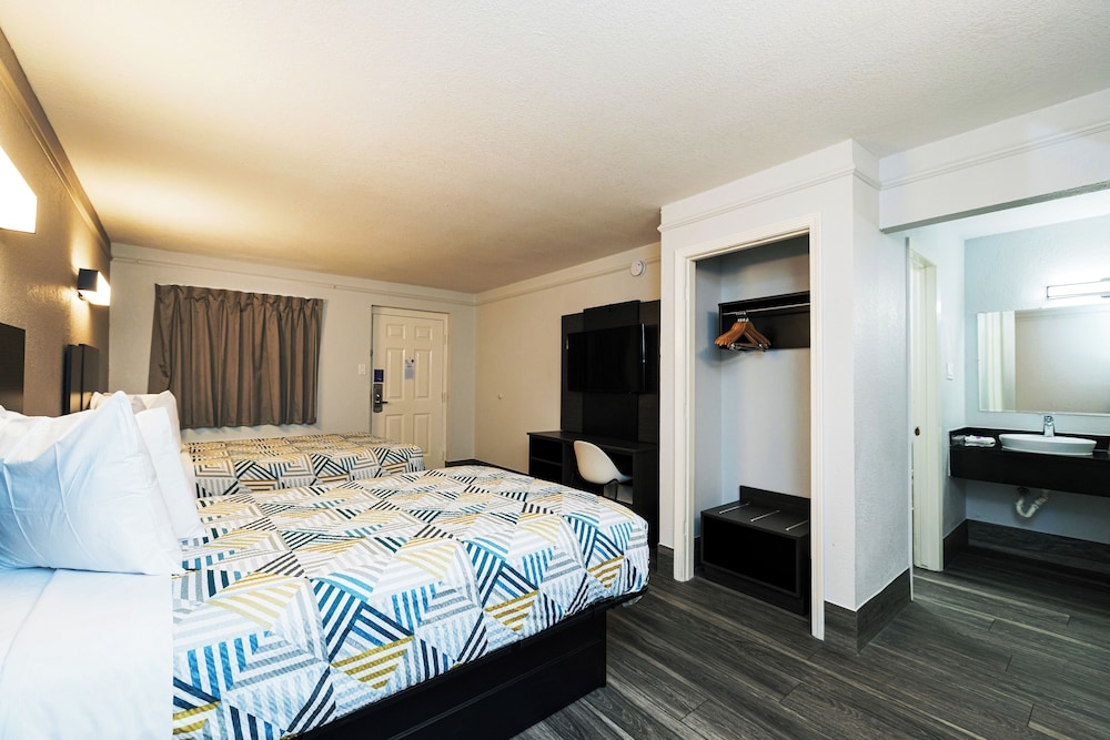 Standard Room, 2 Double Beds, Smoking - Photo 4