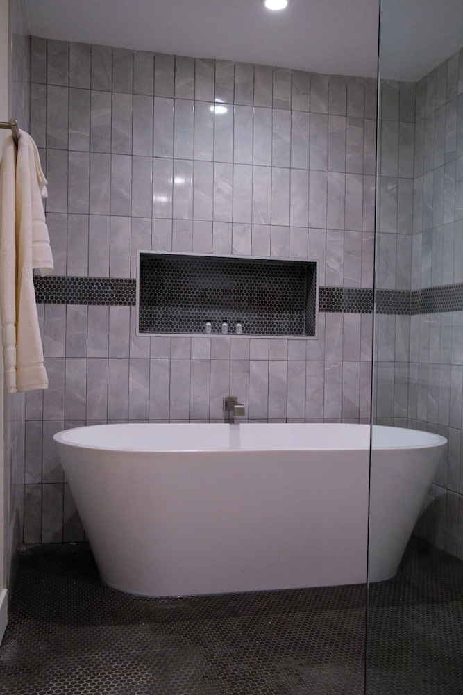 Double Queen with Bathtub