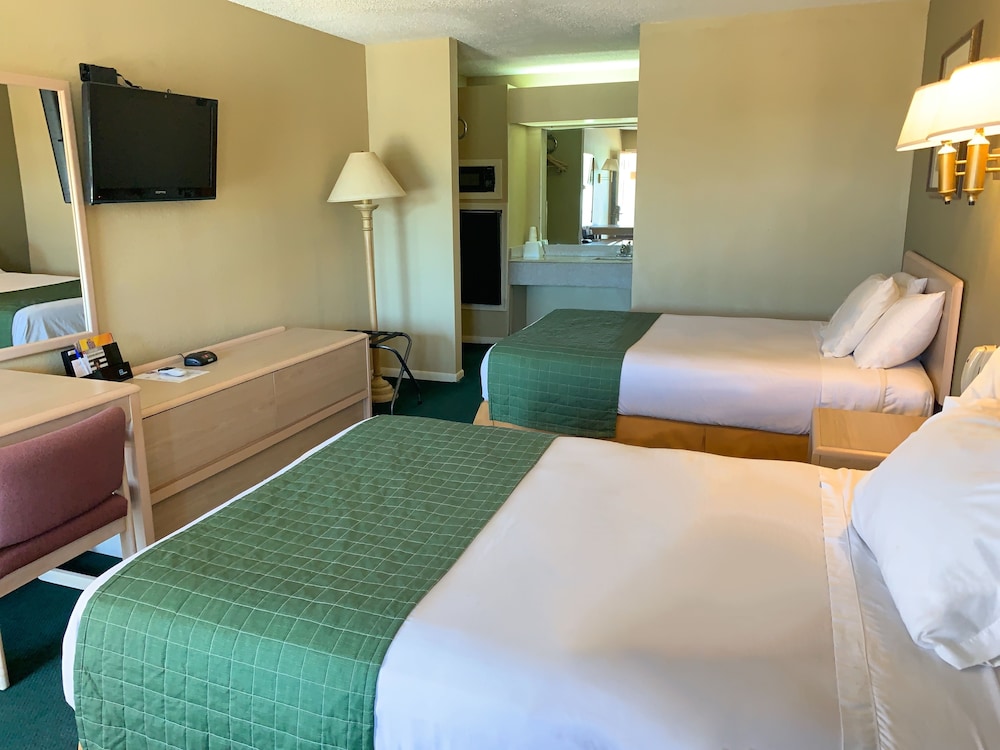 Room, 2 Double Beds, Smoking - Photo 6