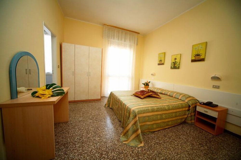 Quadruple Room - Photo 9