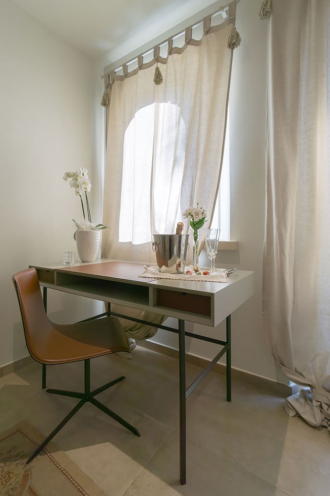 Deluxe Double Room, 1 King Bed, Non Smoking, Garden View (La Merope) photo 3