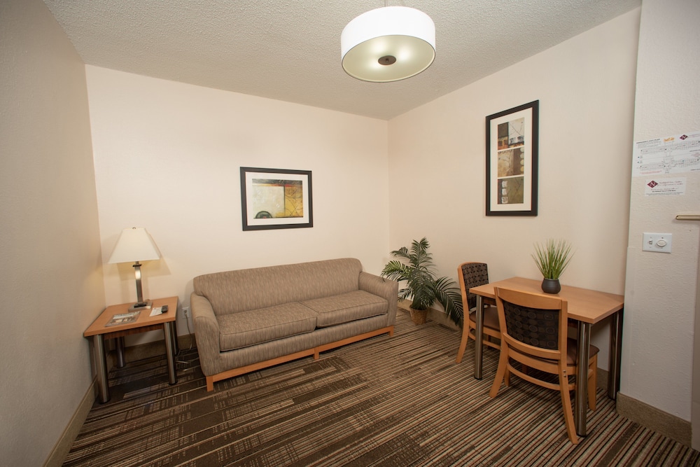 Family Room, 1 Bedroom - Photo 2