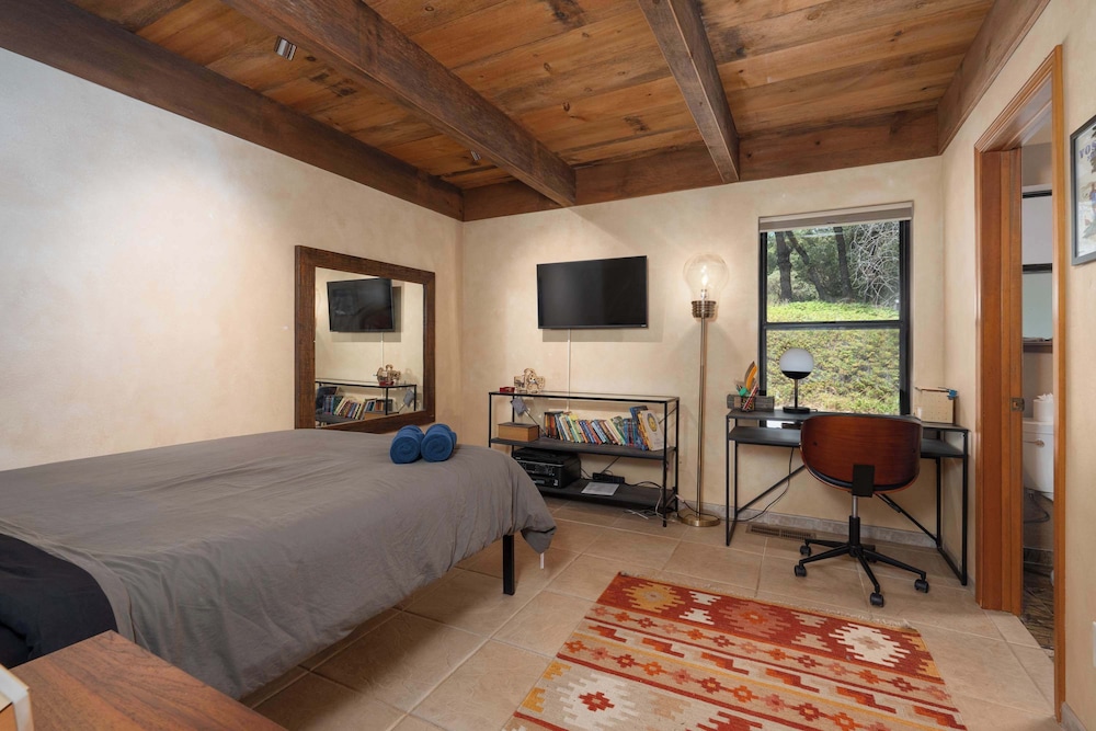 House, Multiple Beds, Pool Access, Mountain View (Happy Days Retreat) photo 2