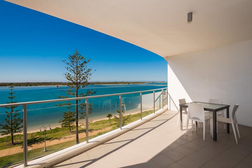 1 Bedroom + Study, Broadwater View