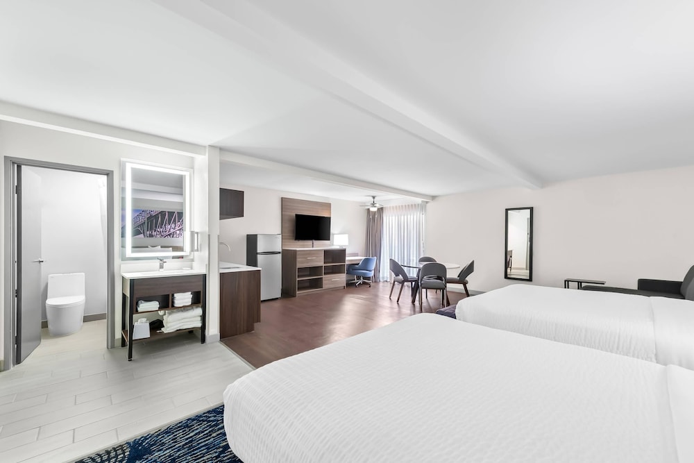 Room, 2 Queen Beds, Non Smoking (Efficiency) - Photo 4