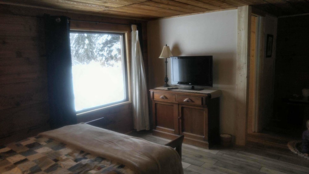 Cedar or Alder Cabin - 1 Queen Bed photo 3