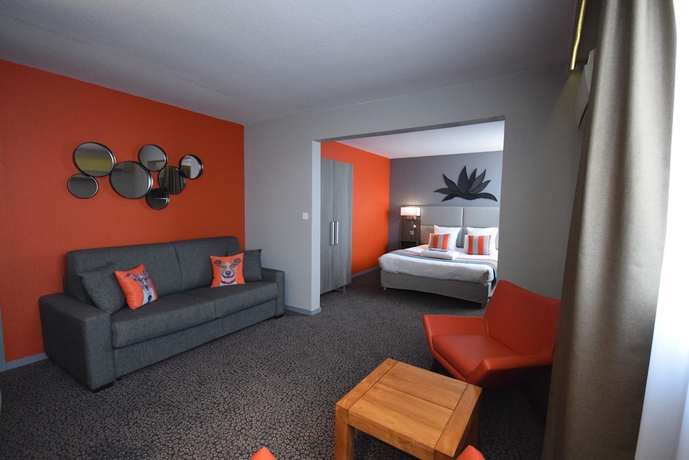 Standard Room, 1 Queen Bed with Sofa bed - Photo 4