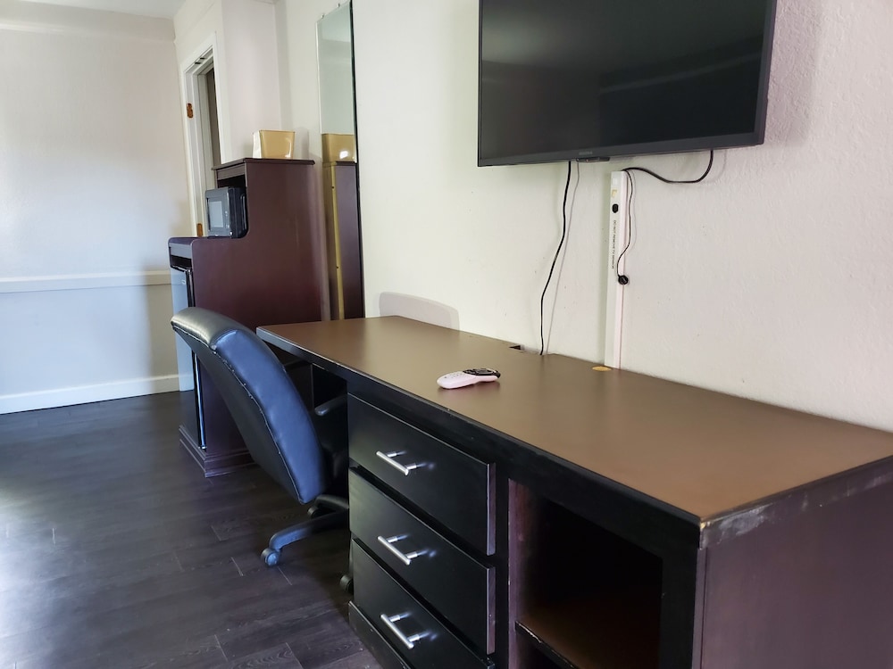 Deluxe Room, 1 King Bed, Non Smoking, Refrigerator & Microwave photo 3