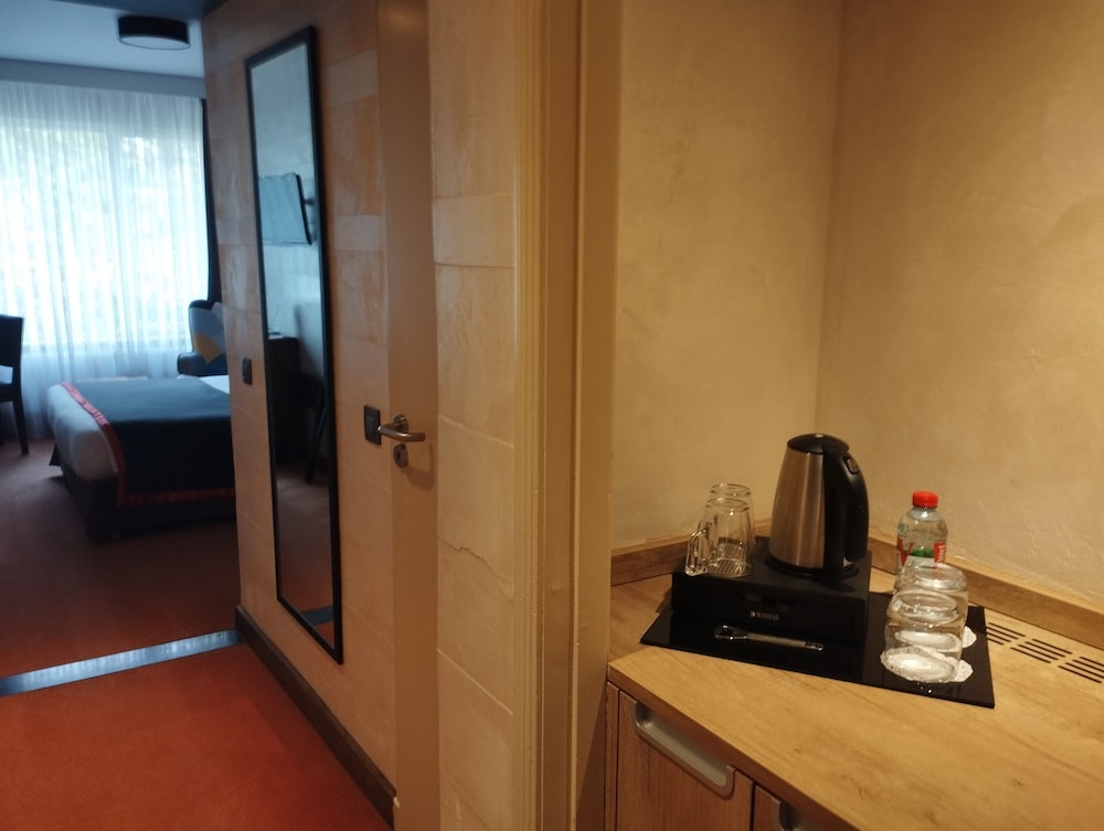 City Room - Photo 6