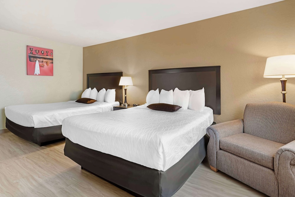 Standard Room, Multiple Beds, Non Smoking, Refrigerator & Microwave (1st Floor;with Sofabed) - Photo 2