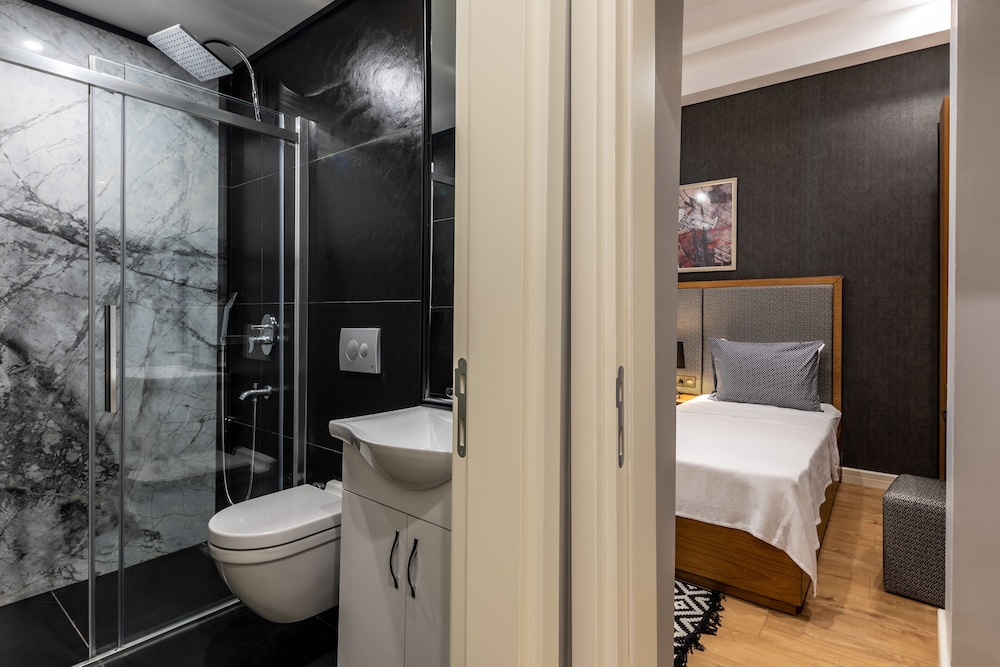 Grand Suite (Half Basement with 2 Small Windows) photo 3