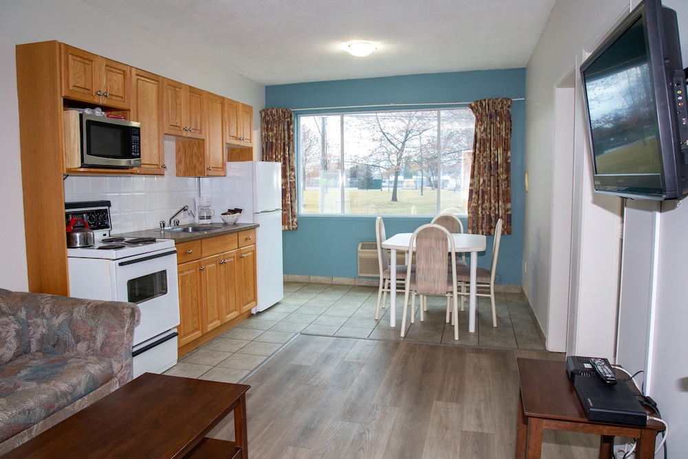 Large Two Bedroom Kitchen photo 3