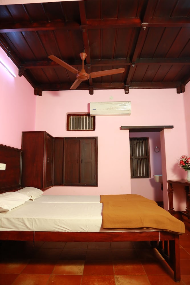 Standard Twin Room, 1 Queen Bed photo 3