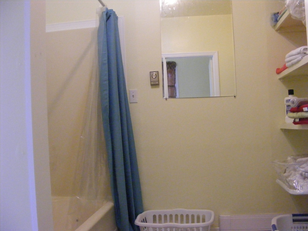 Basic Room, 1 Queen Bed, Shared Bathroom photo 2