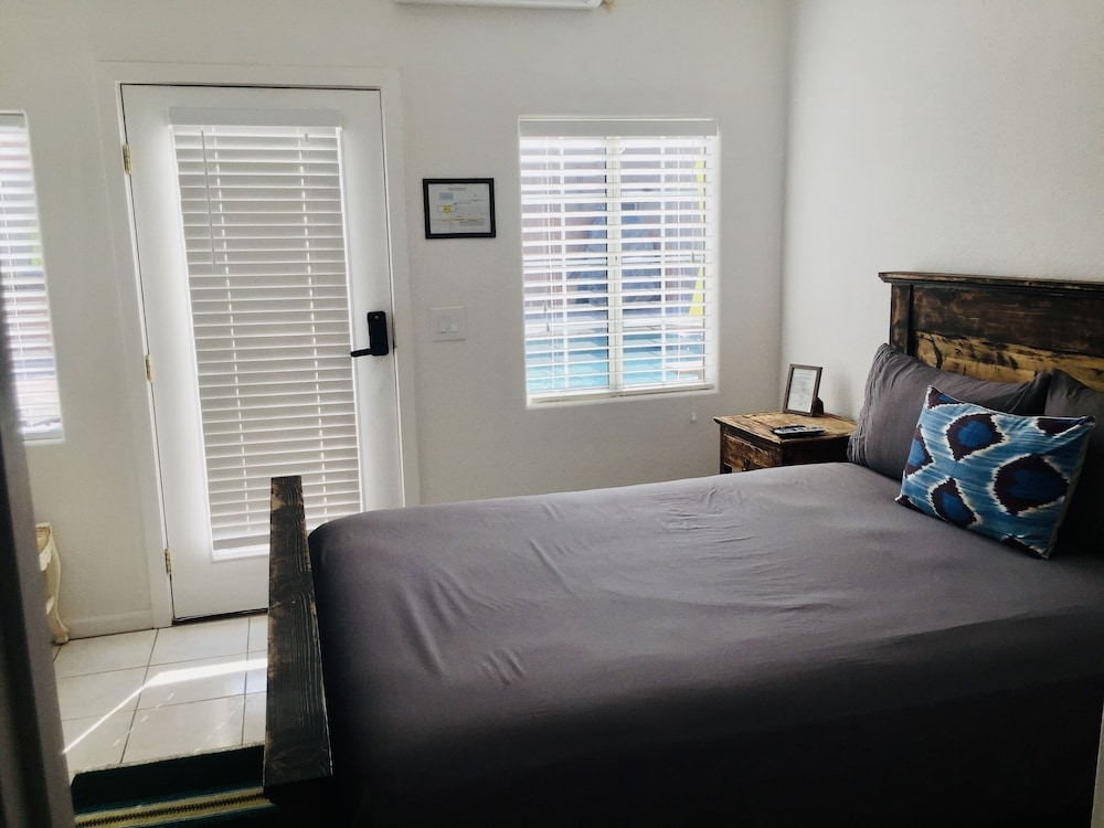 Standard Room, 1 Queen Bed, Courtyard View, Courtyard Area
