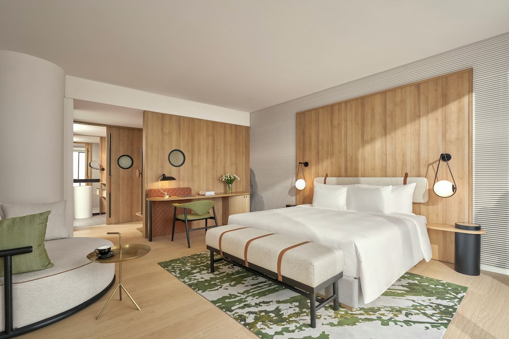 Premium Room, 1 King Bed photo 3