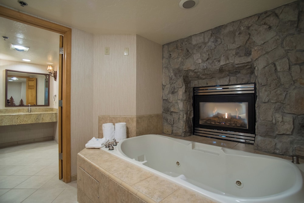 Standard Room, 1 King Bed, Jetted Tub