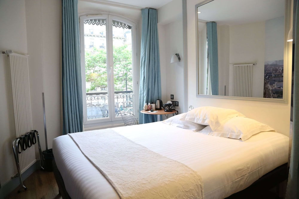 Double room with Arc de Triomphe view photo 2